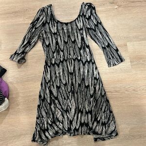 Express Black & White Feather Design 3/4 Sleeve Casual Lightweight Dress Small